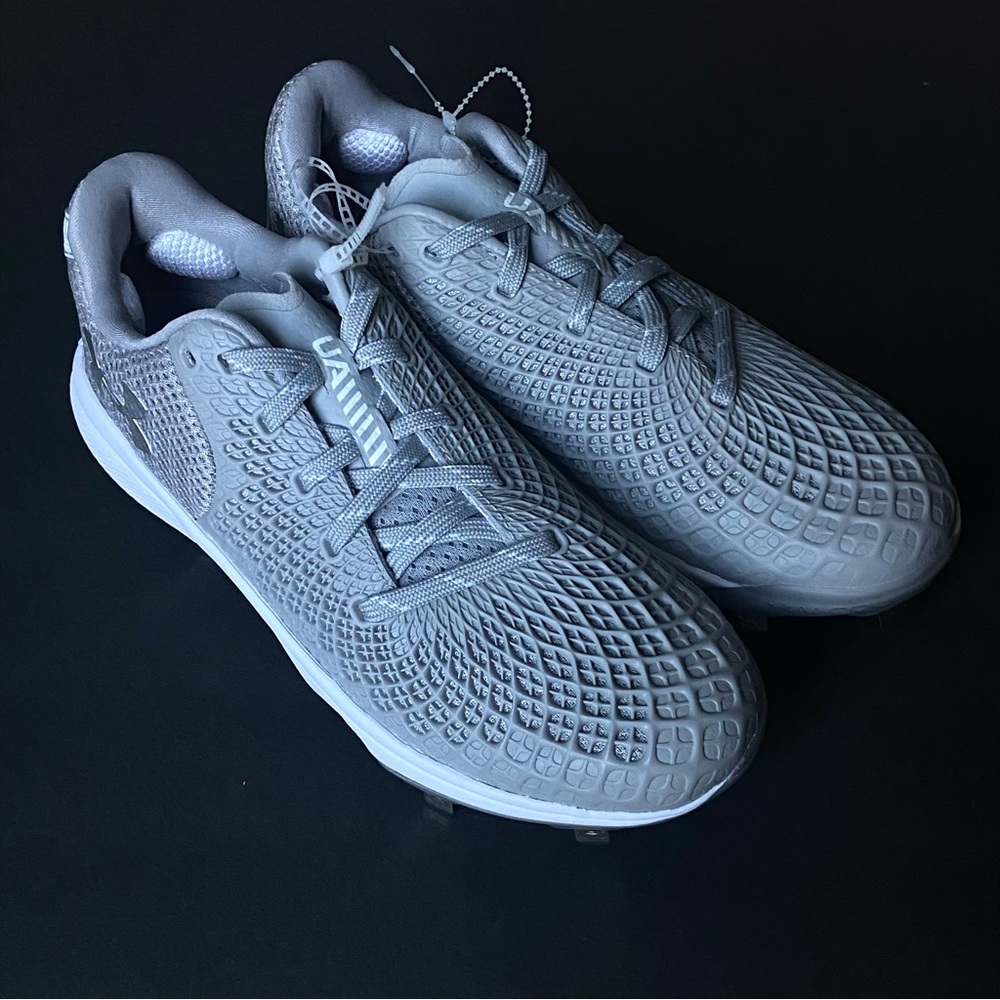Under Armour women’s‎ Glide Metallic Gray Softball Cleats